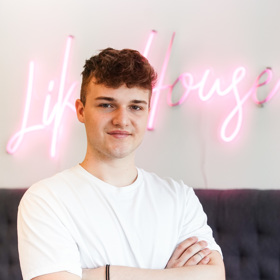 Adama podpořil i Tomu, který si na Maruščino chování postěžoval také.