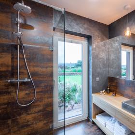 Koupelna vypadá náhodou moc dobře.