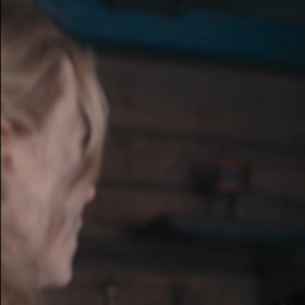 Macecha má zajímavý účes.