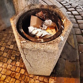 Malé náměstí, Praha 1. Pár plechovek se sem ještě vejde. Možná...