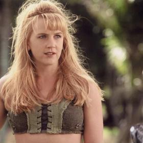 S blonďatými vlasy a ofinou vypadala Renee O'connor jako panenka.