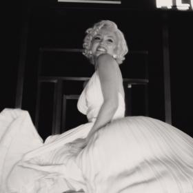 Ana de Armas jako Marilyn Monroe v ikonické scéně. Vizáž byla ok, horší to bylo s jejím přízvukem.