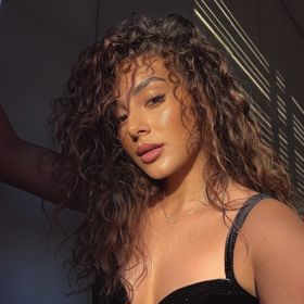 Natálie Bagárová je ohnivá zpěvačka, tanečnice i influencerka. 