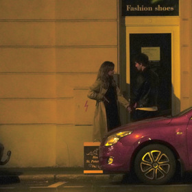 Něžné doteky na kolonádě. 