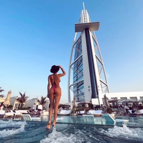 Své pozadí vystavila i v Dubaji.