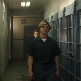 Jeffreyho Dahmera se prý báli i spoluvězni. V seriálu Monstrum jej dokonale ztvárnil herec Evan Peters.