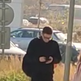 Věnoval se raději svému telefonu.