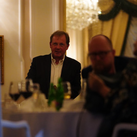 Tajná večeře honorace v Grand hotelu Pupp. Nechyběl ani ředitel České televize Petr Dvořák. 