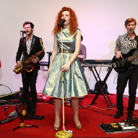 Dařbujánová je známou osobností alternativní hudební scény. 