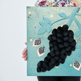 Na jaře 2021 do portfolia značky přibyly autorské obrazy.