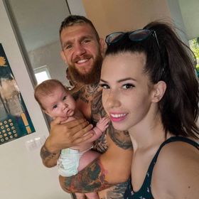 Pirát se svou krásnou rodinou. 