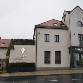 V objektu je i hotel.