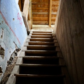 Dochovalo se i dřevěné schodiště.