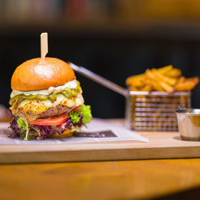 Podávat se bude Hamburger.