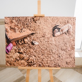 Navštívil i výstavu snímků hrůz války.