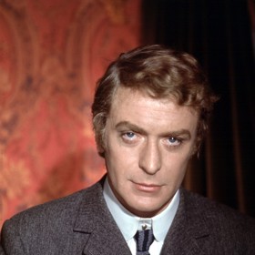 Mladý herec Michael Caine.