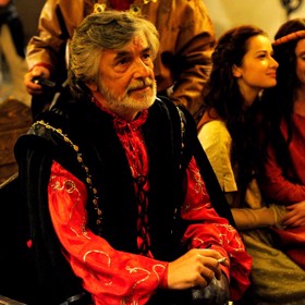 Jiří Bartoška jako král.