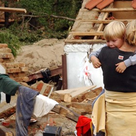 Obec Metly. Řada rodin přišla o střechu nad hlavou