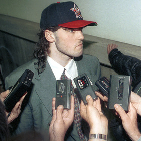 Jaromír Jágr po draftu do NHL musel schovat vlasy pod kšiltovku.