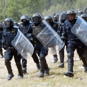 Zásah policistů a těžkooděnců na CzechTeku v roce 2005.