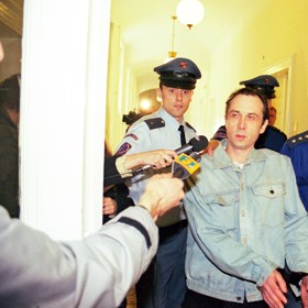 Sexuální deviant Miroslav Tóth při cestě k soudu.
