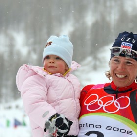 Kateřina Neumannová s malou Lucinkou na olympiádě v Turíně, kde vyhrála zlato