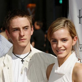 Emma Watson s bratrem vypadají opravdu jako dvojčata.