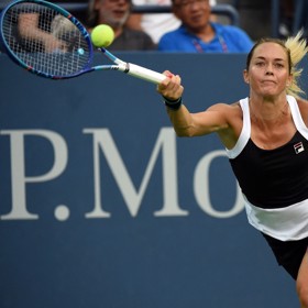 Moderátor a bývalá elitní tenistka se po roce a půl vztahu rozhodli vzít.