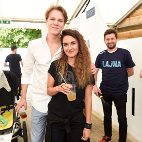 Pavla Dostálová si řekla o pozornost zejména díky seriálu Lajna. Na snímku se Zdeňkem Piškulou na MFF Karlovy Vary 2017.