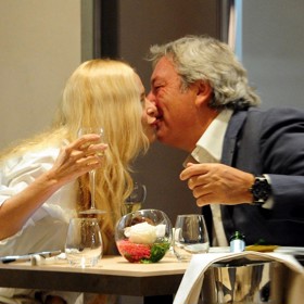 Grecia Colmenares s neznámým mužem.