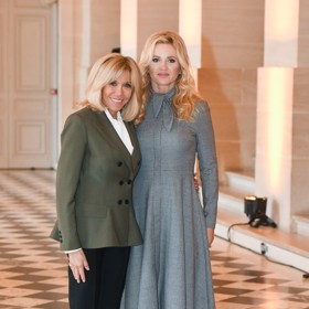 Monika Babišová po boku první dámy Francie Brigitte Macron. Obě blondýnky pózovaly v paláci ve Versailles.