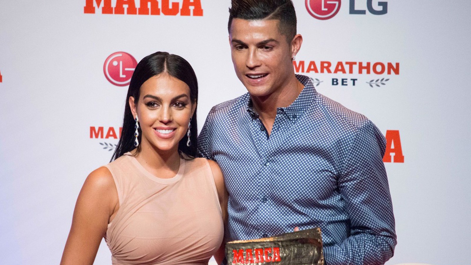 Tajná svatba Ronalda s Georginou. Komorní obřad doma a dechberoucí šperk