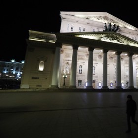 Jeho budova budí respekt.