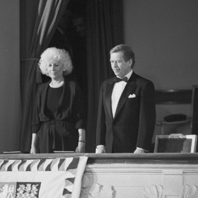 Václav Havel se svou tehdejší manželkou Olgou v roce 1993.