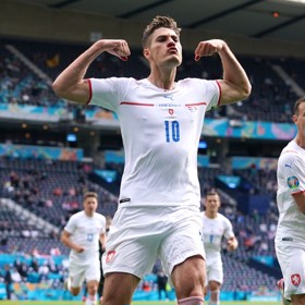 Patrik Schick patří mezi nejlepší střelce v historii čech.