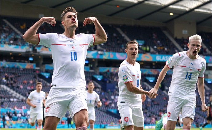 Patrik Schick patří mezi nejlepší střelce v historii čech.