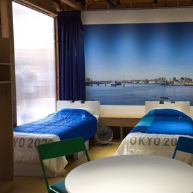 Postele jsou vyrobené z kartonu, aby byly recyklovatelné.