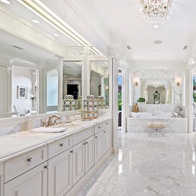 Takhle vypadá jedna z luxusních koupelen, které dominuje mramorový obklad.