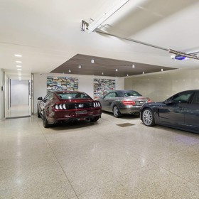 Za stylovou garáž se stydět nemusí.