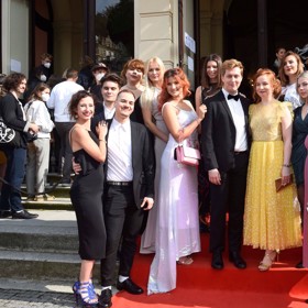 Film Zrcadla ve tmě byste si rozhodně neměli nechat ujít. 