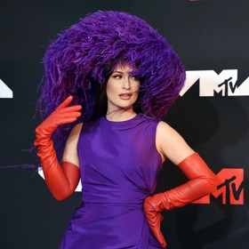 Americká zpěvačka Kacey Musgraves si vybrala zajímavý fialový outfit.