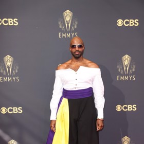 Bizarní model na udílení cen Emmy.