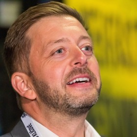 Víta Rakušan se těší z výsledků voleb.