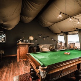 Vše je laděno do 20. let 20. století.