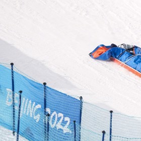 Vendula Hopjáková musela být odvezena na nosítkách.