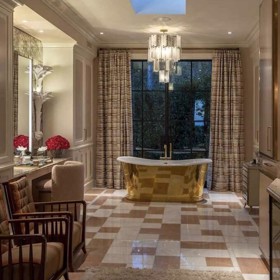 Jedna z mnoha koupelen honosného domu.