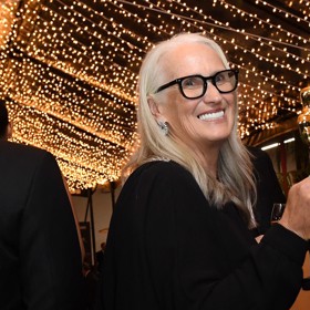 Režisérka Jane Campion se zlatou soškou.