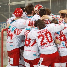 HC Oceláři Třinec získali třetí titul v řadě. Spartu porazili 4:2 na zápasy.