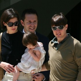 Tom Cruise s dcerou Suri a tehdejší partnerkou Katie Holmes.