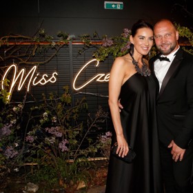 Lucie Šlégrová s bývalým hokejistou Šlégrem.